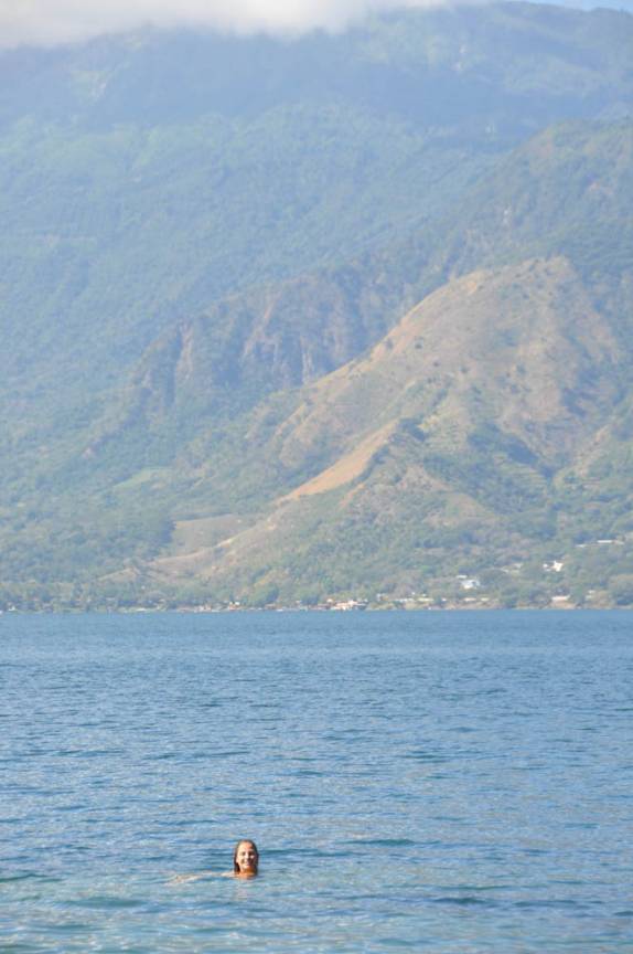 Nadando no incrível lago de Coatepeque, em El Salvador